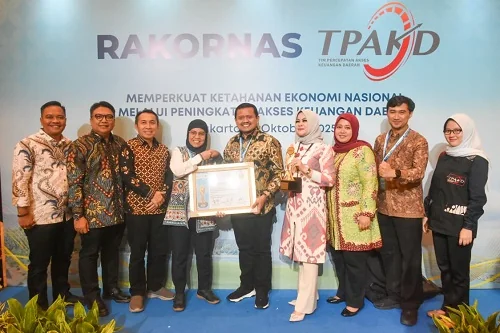 Bupati Sumedang  Dony Ahmad Munir didampingi Asisten Daerah Ekonomi Pembangunan (Ekbang) Asep Uus dan Kabag Ekonomi Mulyani Toyibah.Ist