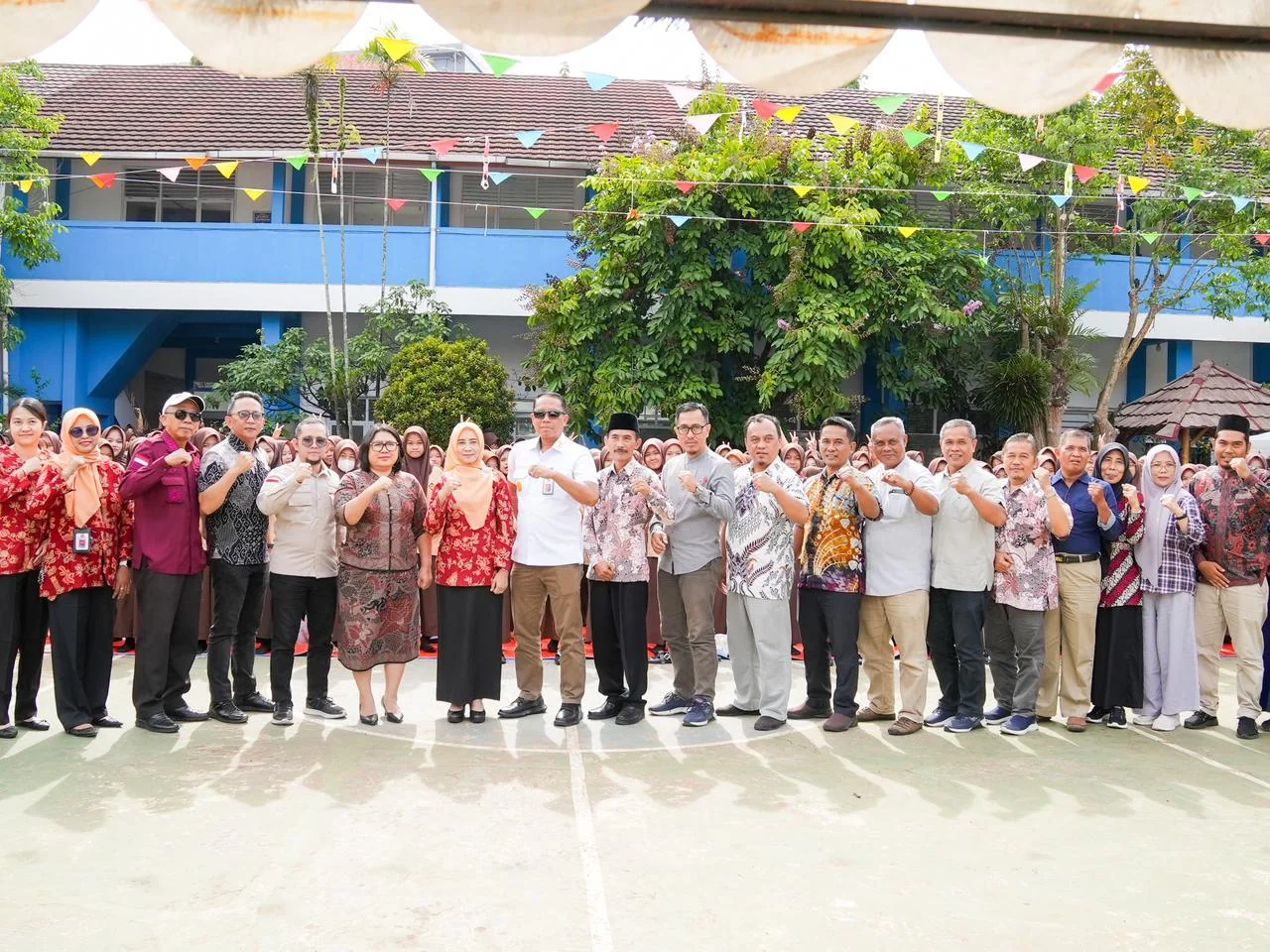 Dalam rangka memperingati Hari Ulang Tahun (HUT) Dharma Wanita Persatuan (DWP) ke-26, DWP Kantor Wilayah Kementerian Hukum (Kemenkum) Jawa Barat menggelar kegiatan inspiratif bertajuk "DWP Mengajar" di SMK Negeri 2 Sumedang.Ist