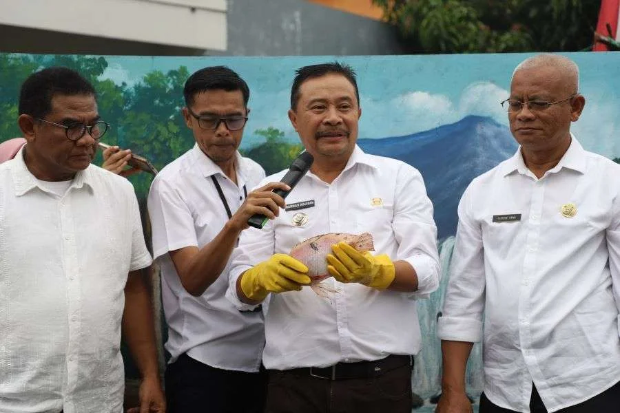 Pj Bupati Garut Barnas Adjidin didampingi Sekretaris Daerah (Sekda) Kabupaten Garut Nurdin Yana.(Dok-Diskomimfo Garut)