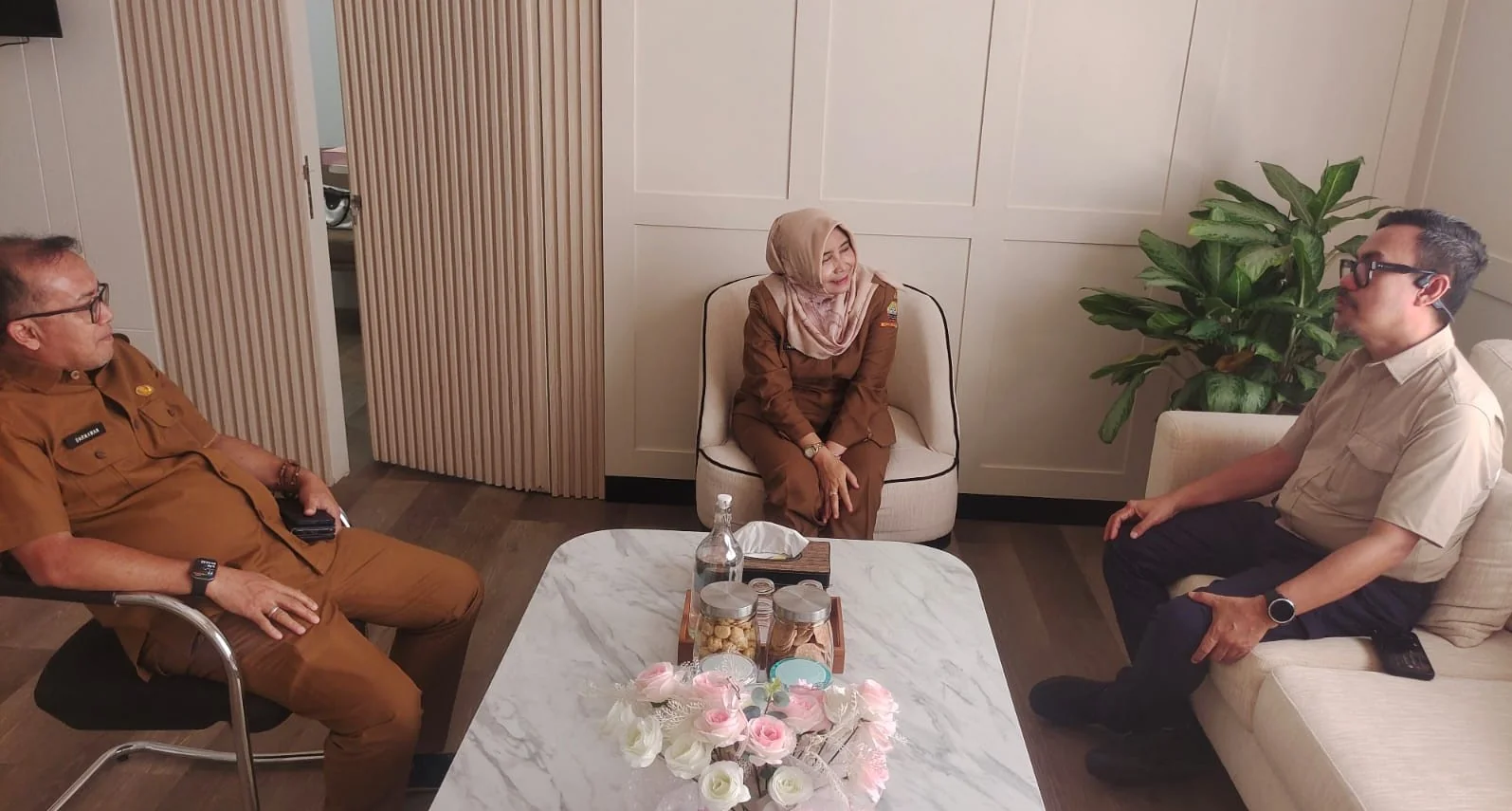 Sekda Kab Sumedang Tuti Ruswati saat menerima Komisaris Utama KabarSunda/Founder &amp; CEO KGI Network dan Ketua Umum Generasi Digital Indonesia (Gradasi) periode 2025-2030, Upi Asmaradhana.Dok-KS