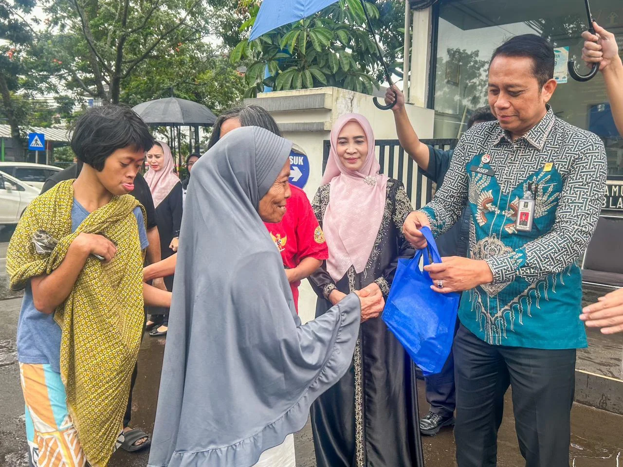 Asep Sutandar menyampaikan bahwa kegiatan ini merupakan langkah nyata kolaborasi antara Kemenkum Jabar dengan DWP untuk menebar kebahagiaan dan mempererat tali silaturahmi dengan warga sekitar.Dok-Humas Kemenkum Jabar