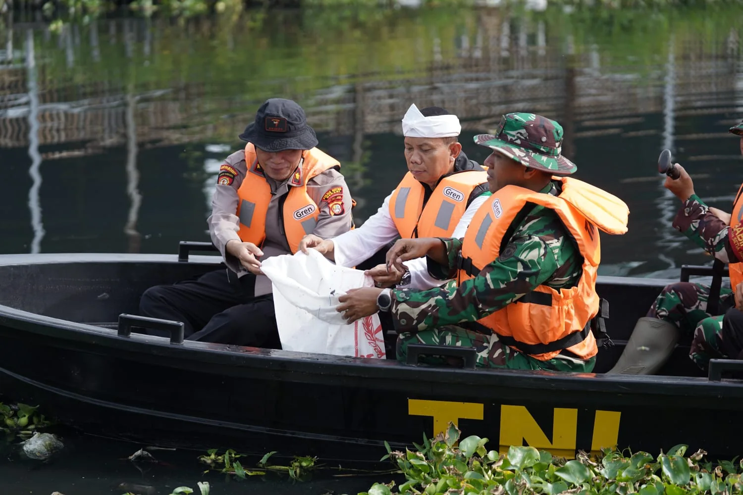 Sekda Kabupaten Bekasi, Endin Samsudin saat mengikuti kegiatan bersih-bersih di Sungai Blencong, Kampung Bojong, Desa Pantai Makmur, Kecamatan Tarumajaya pada Sabtu (13/12/2025). FOTO : TATA JAELANI/NEWSROOM