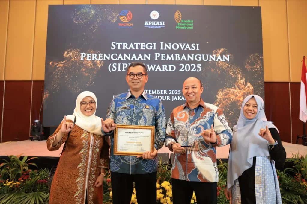 Sekretaris Daerah Kabupaten Bogor, Ajat Rochmat Jatnika, mewakili Pemerintah Kabupaten Bogor menerima Penghargaan SIPP Awards 2025.Ist