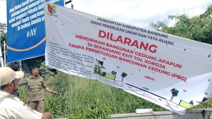 Dinas Pekerjaan Umum dan Tata Ruang (PUTR) mengeluarkan larangan mendirikan bangunan di sepanjang Exit Tol Soreang tanpa izin.
