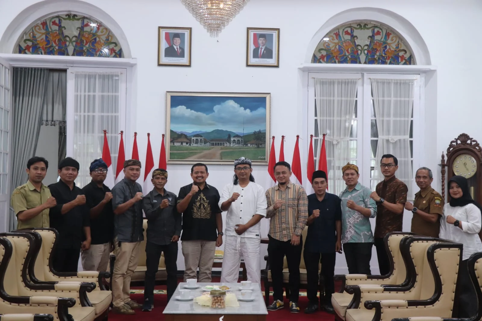 Bupati Sumedang Dony Ahmad Munir menerima audiensi Ketua Dewan Kebudayaan Sumedang (DKS) Andi beserta jajaran pengurus di Gedung Negara.Dok-Aa Damai Diskominfosanditik Sumedang