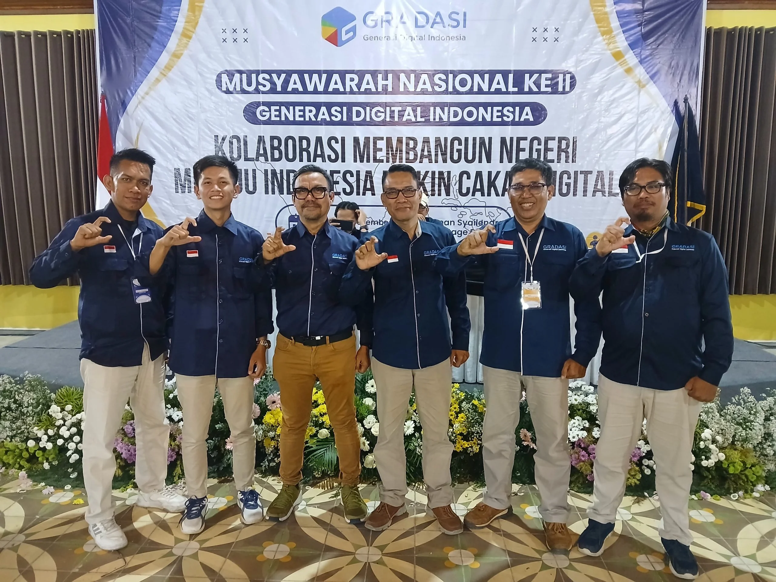 Upi Asmaradhana (ketiga dari kiri) terpilih secara aklamasi pimpin organisasi penggerak Literasi digital tanah air Generasi Digital Indonesia atau DPP GRADASI periode 2025-2030 dalam Musyawarah Nasional II Gradasi di Taman Syailendra Cottage di Dataran Ti