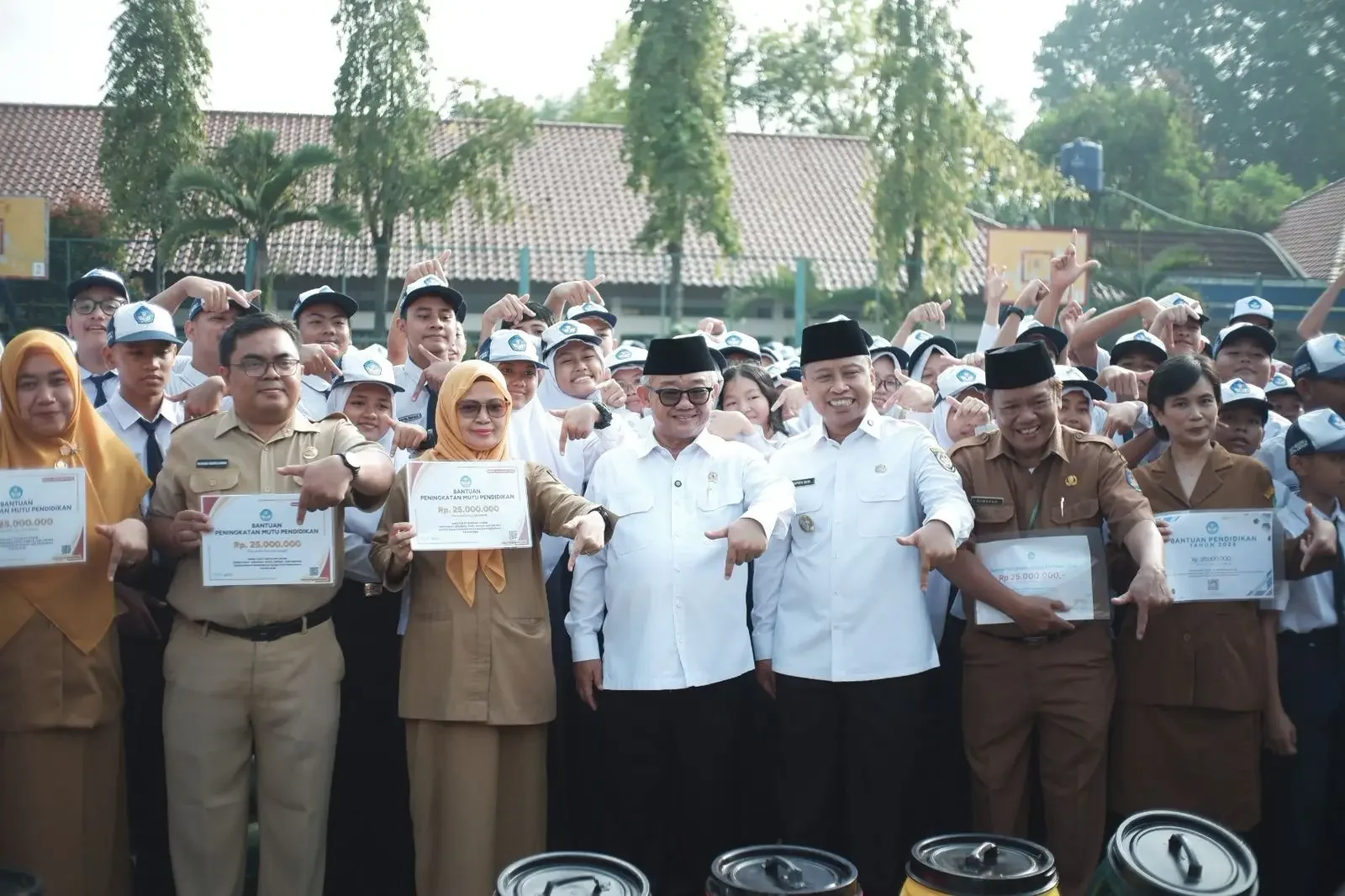 Wali Kota Depok Supian Suri mendampingi Mendikdasmen RI Abdul Mu'ti menyambangi SMP Negeri 2 Depok, di Kecamatan Pancoran Mas, Senin (30/03/26). (Foto: JD 01/Diskominfo Depok)