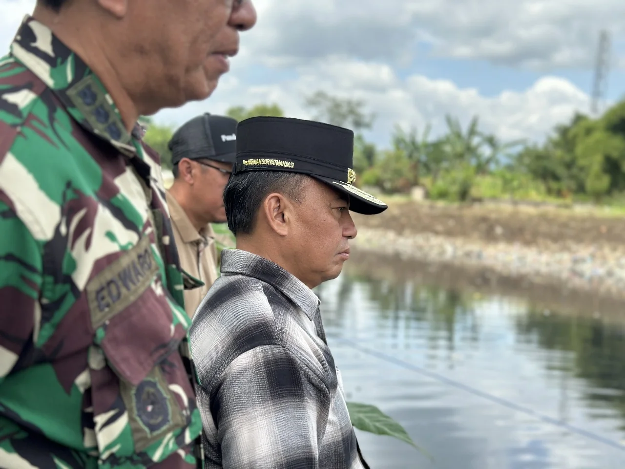Sekretaris Daerah (Sekda) Provinsi Jawa Barat, Herman Suryatman, melakukan monitoring langsung pengangkutan dan pembersihan sampah di kawasan Oxbow Cicukang, Desa Mekarrahayu, Kecamatan Margaasih, Kabupaten Bandung, Selasa (28/1/2025).