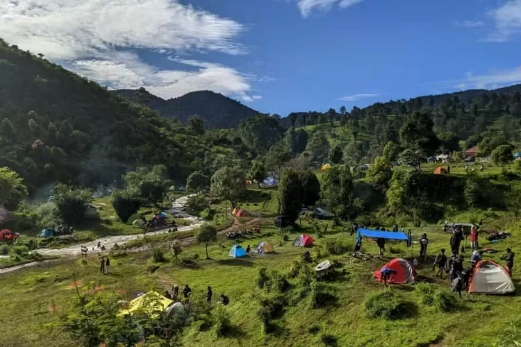 Pemandangan perbukitan dan aliran sungai di Bumi Perkemahan Ranca Cangkuang (Instagram/@m_son17)