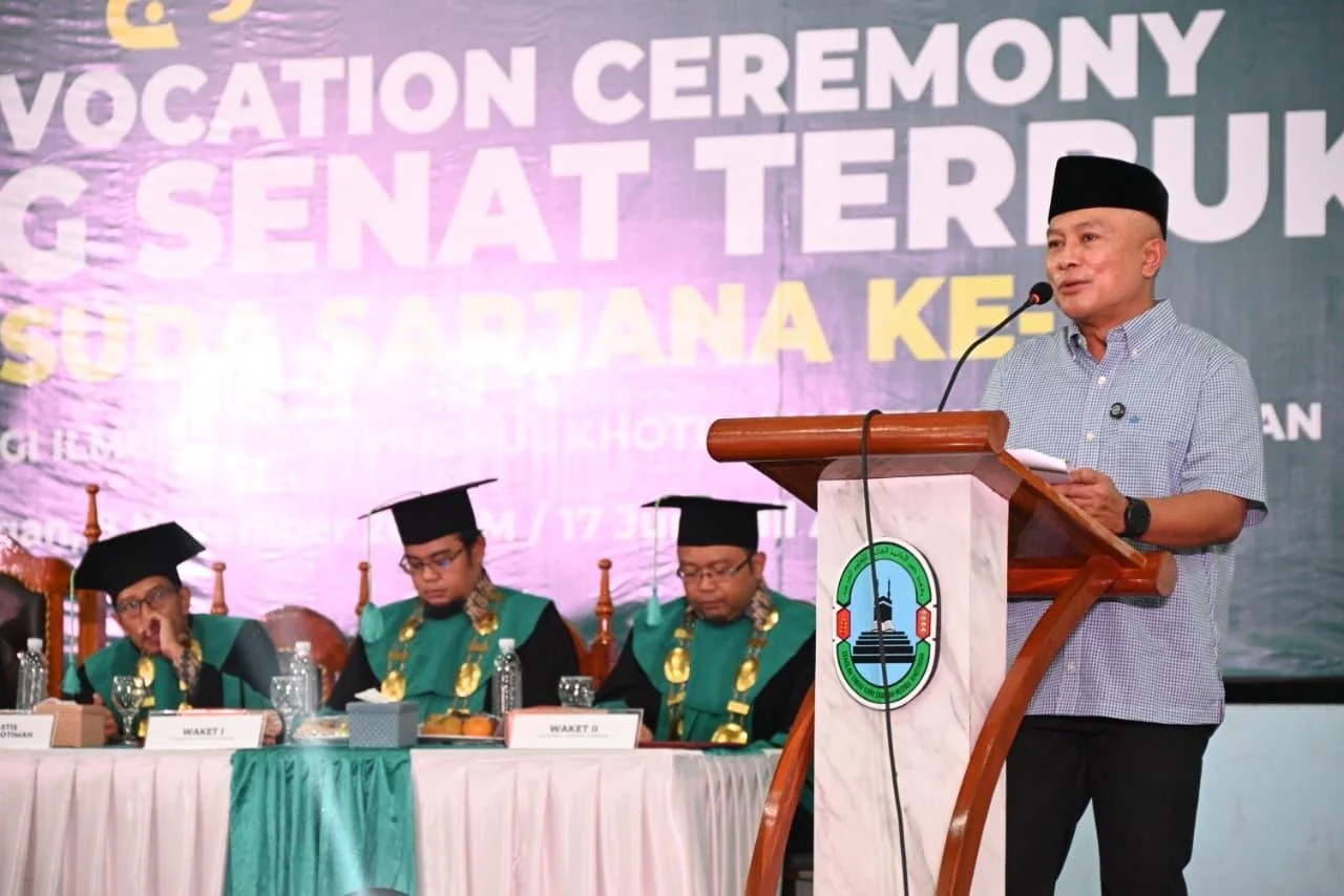 Acara penuh khidmat ini dihadiri oleh Bupati Kuningan, Dr. H. Dian Rachmat Yanuar, Msi, Wakil Anggota DPRD, H. Dwi Basyuni Nastir, Ketua Pengadilan Agama, Dr. Drs. H. Asrori, perwakilan Kemenag, Ketua MUI Kuningan dan tamu undangan lainnya.Ist