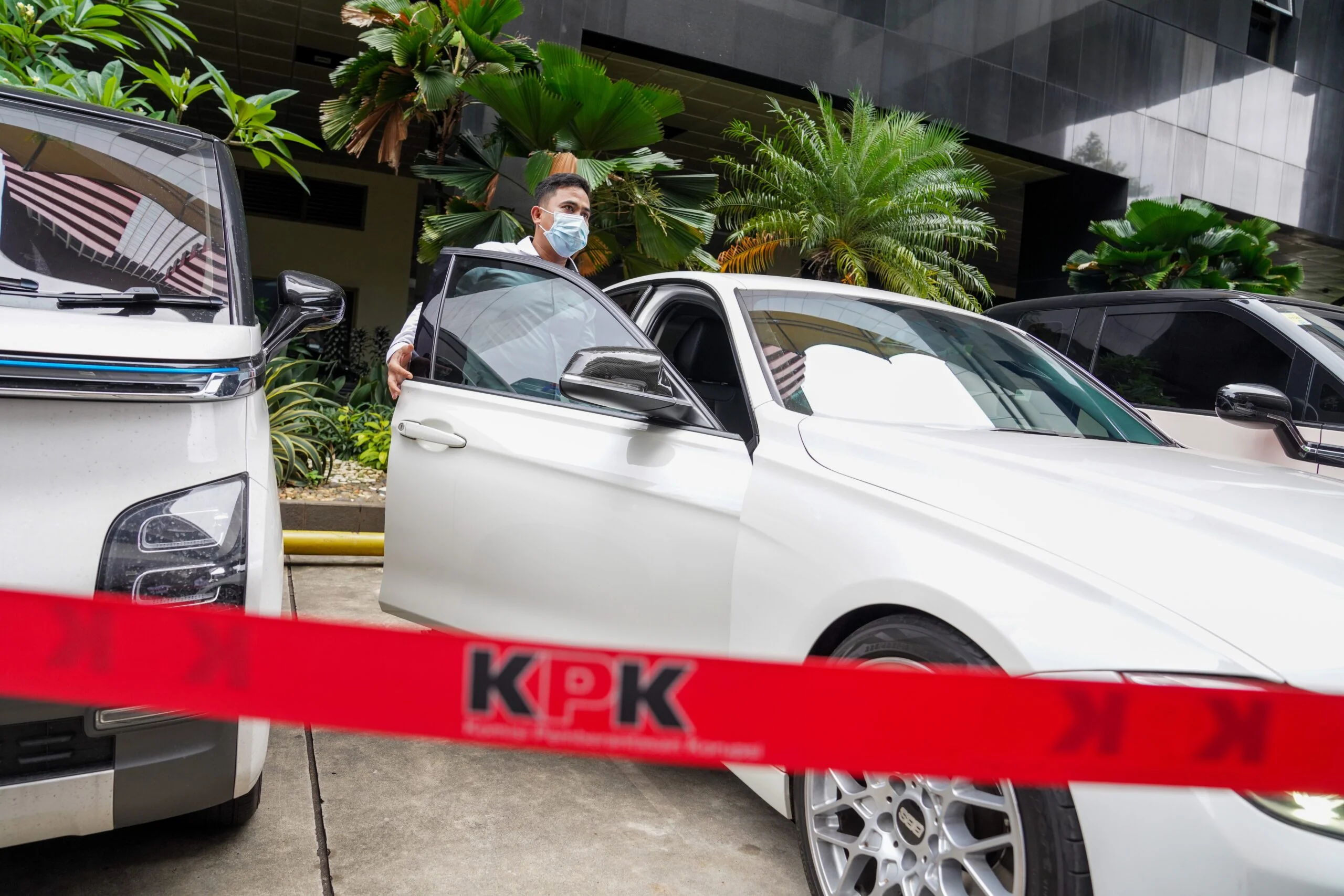 Juru Bicara KPK, Budi Prasetyo, menjelaskan dalam hal ini kendaraan dinas yang dimaksud berupa Barang Milik Negara (BMN), Barang Milik Daerah (BMD), maupun kendaraan yang disewa untuk kebutuhan operasional kementerian/lembaga/pemerintah daerah.Dok-Humas K