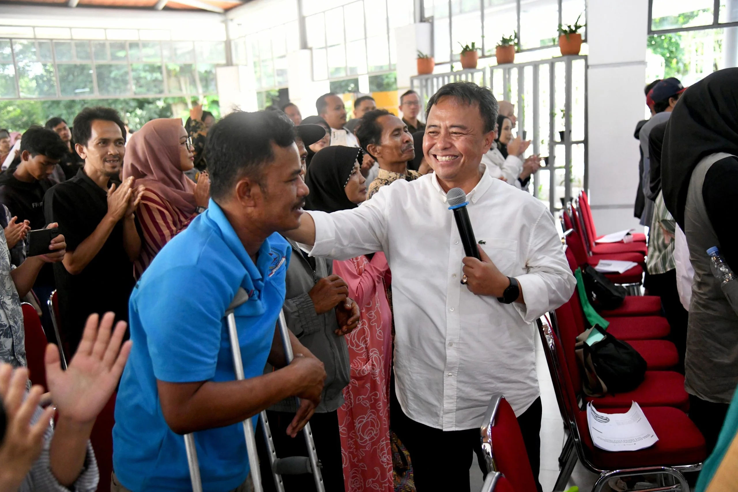 Sekretaris Daerah Provinsi Jawa Barat Herman Suryatman melaksanakan diseminasi Program Piloting Penanganan 100 Kepala Keluarga (KK) PPKS Homeless dan Jobless Melalui Penyediaan Fasilitas Rusunawa  di Gedung Sate, Kota Bandung, Rabu (11/12/2024).