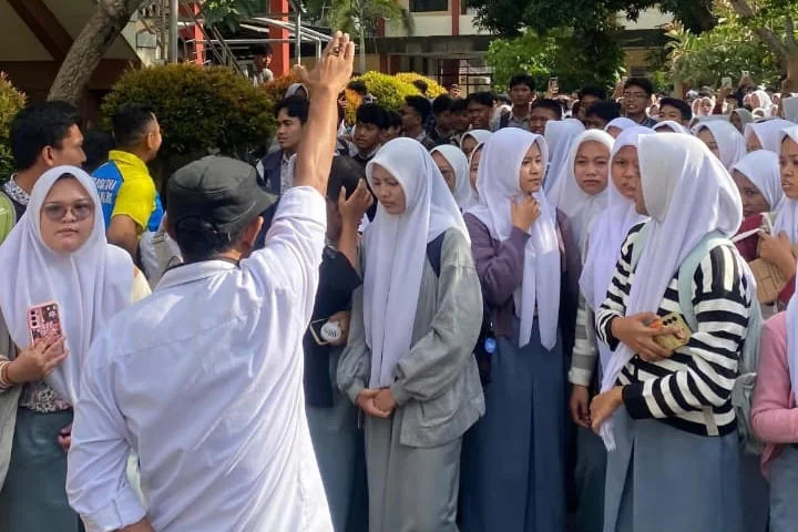 Sswa SMAN 4 Karawang saat demo di halaman sekolah, Rabu, 5 Februari 2025.