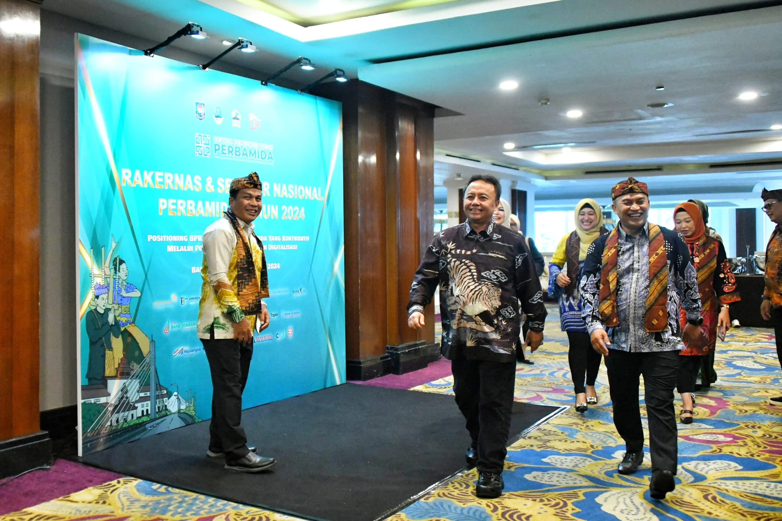 Sekretaris Daerah Provinsi Jawa Barat Herman Suryatman menghadiri Seminar Nasional dan Rapat Kerja Nasional Perhimpunan Bank Perekonomian Rakyat Milik Pemerintah Daerah (Perbamida) di Hotel El Royale, Kota Bandung, Kamis (19/12/2024).(Foto: Biro Adpim Jab