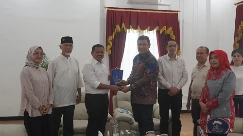 Bupati Sumedang Dony Ahmad Munir menerima kunjungan silaturahmi Direktur Utama Istiqlal Global Fund, Ashanul Haq, beserta jajaran di Ruang Tamu Bupati Sumedang.Diskomimfosanditik