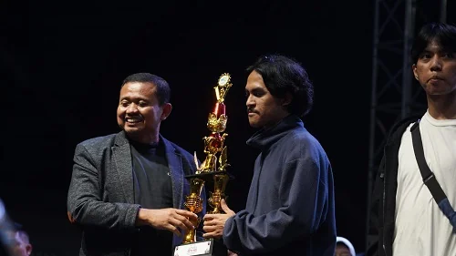 Bupati Sumedang Dony Ahmad Munir menyampaikan ucapan selamat kepada para pemenang lomba desain poster Hari Jadi Sumedang.Dok-Diskominfosanditik Sumedang