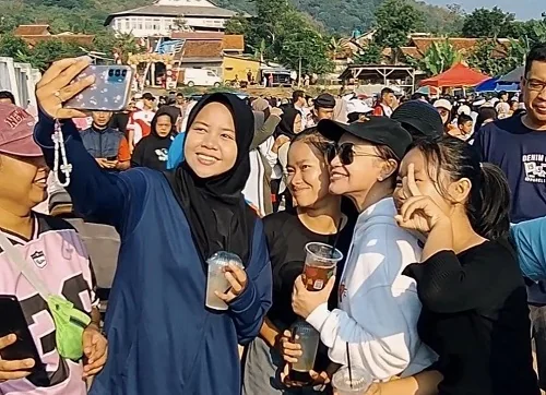 Diva kenamaan Indonesia asal Sumedang, Rossa yang hadir di Geulis Sumedang.Ist