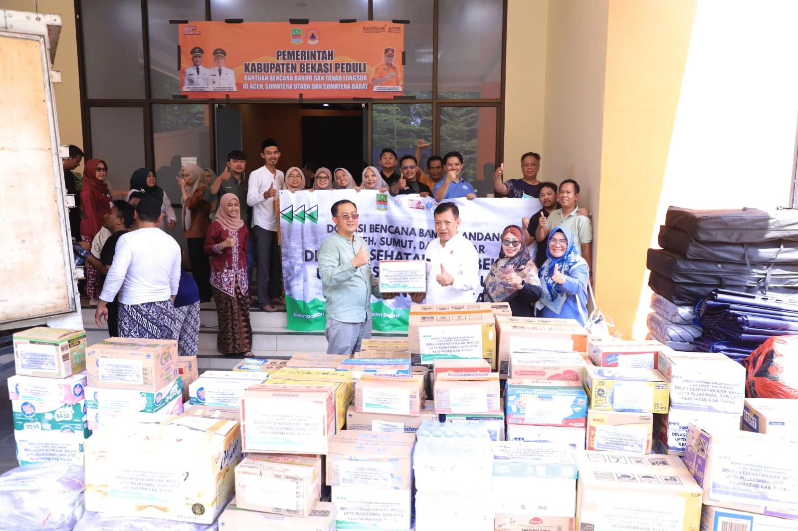 BANTUAN : Penyerahan bantuan kemanusiaan dari Dinas Kesehatan dan Kecamatan di Kabupaten Bekasi untuk korban bencana di Sumatera. Semangat gotong royong untuk meringankan beban saudara-saudara kita. foto : Dan iIbrahim
