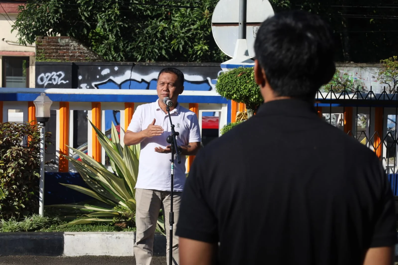Sekretaris Dinas Komunikasi dan Informatika Kabupaten Kuningan Cece Hendra Krissianto, S.STP., M.Si. bertindak sebagai pembina apel.(T/IKP/DISKOMINFO)