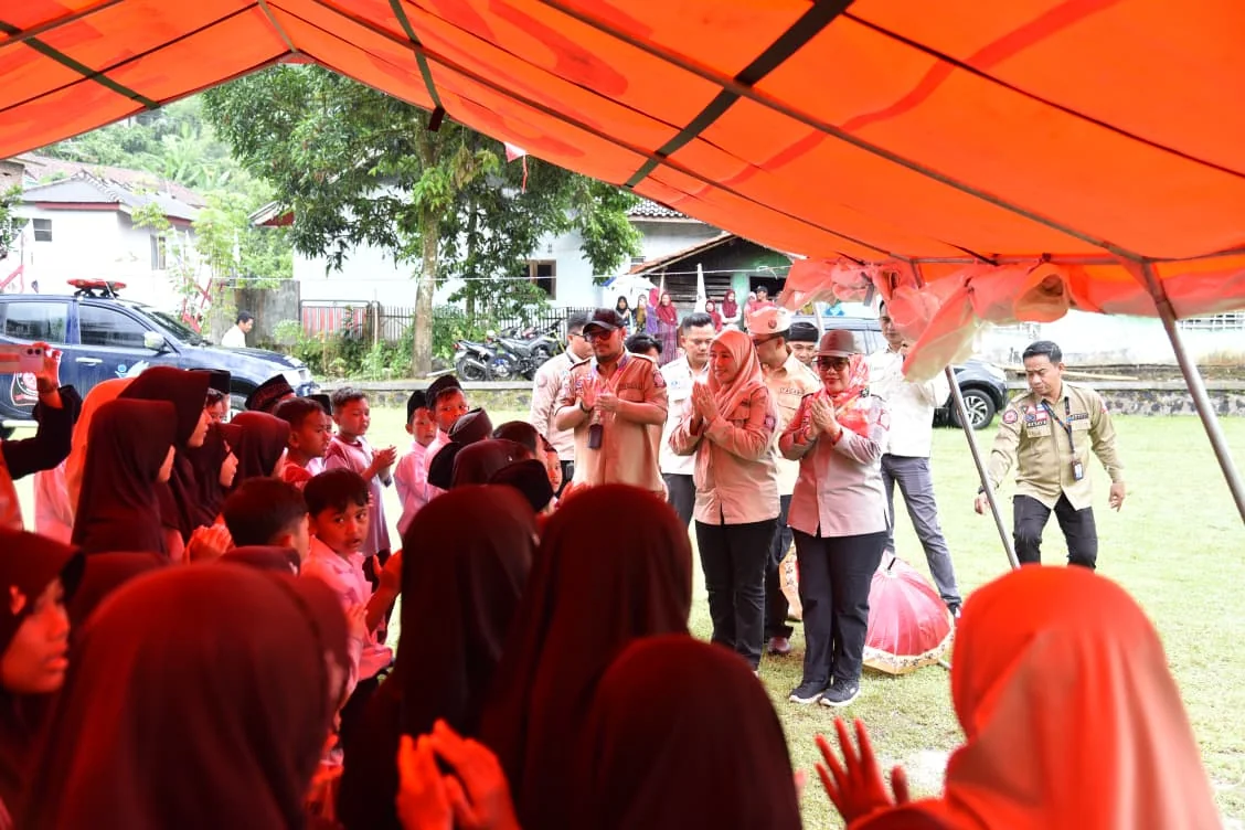 Wakil Bupati Kuningan, Tuti Andriana, S.H., M.Kn menjadi pembina Apel Pengukuhan Kampung Siaga Bencana.Ist