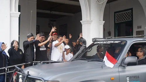 Peserta Indonesia 4x4 Overland XXII bertema “Sundanese Culture” dilepas  Bupati Sumedang Dony Ahmad Munir di halaman Gedung Srimanganti.Dok-Diskominfosanditik Sumedang