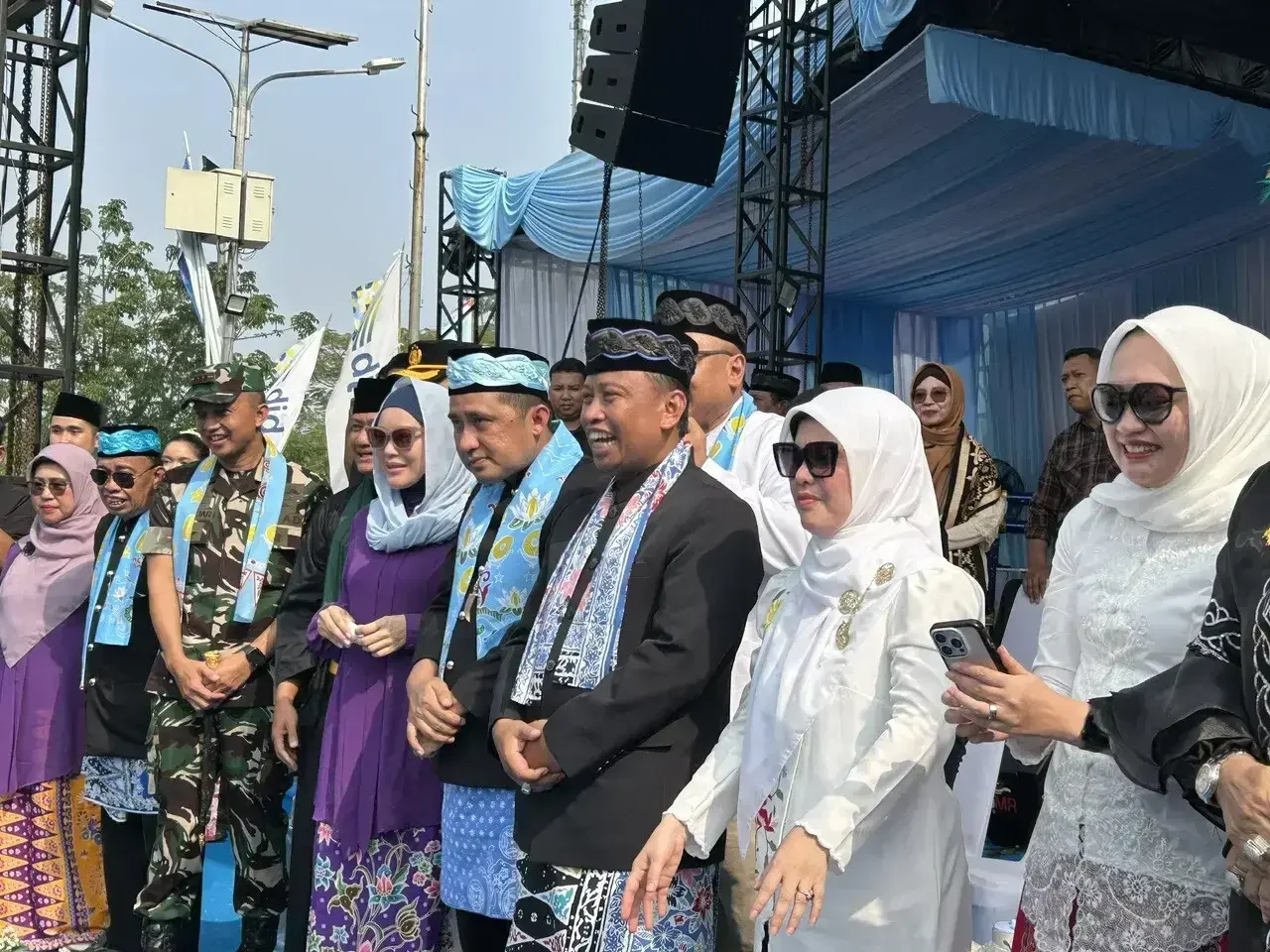 Wali Kota Depok, Supian Suri bersama Wakil Wali Kota Depok, Chandra Rahmansyah dan Forum Koordinasi Pimpinan Daerah (Forkopimda) menyambut kehadiran ribuan peserta Arak-arakan Budaya di Alun-alun Timur GDC.Dok-Diskominfo Depok