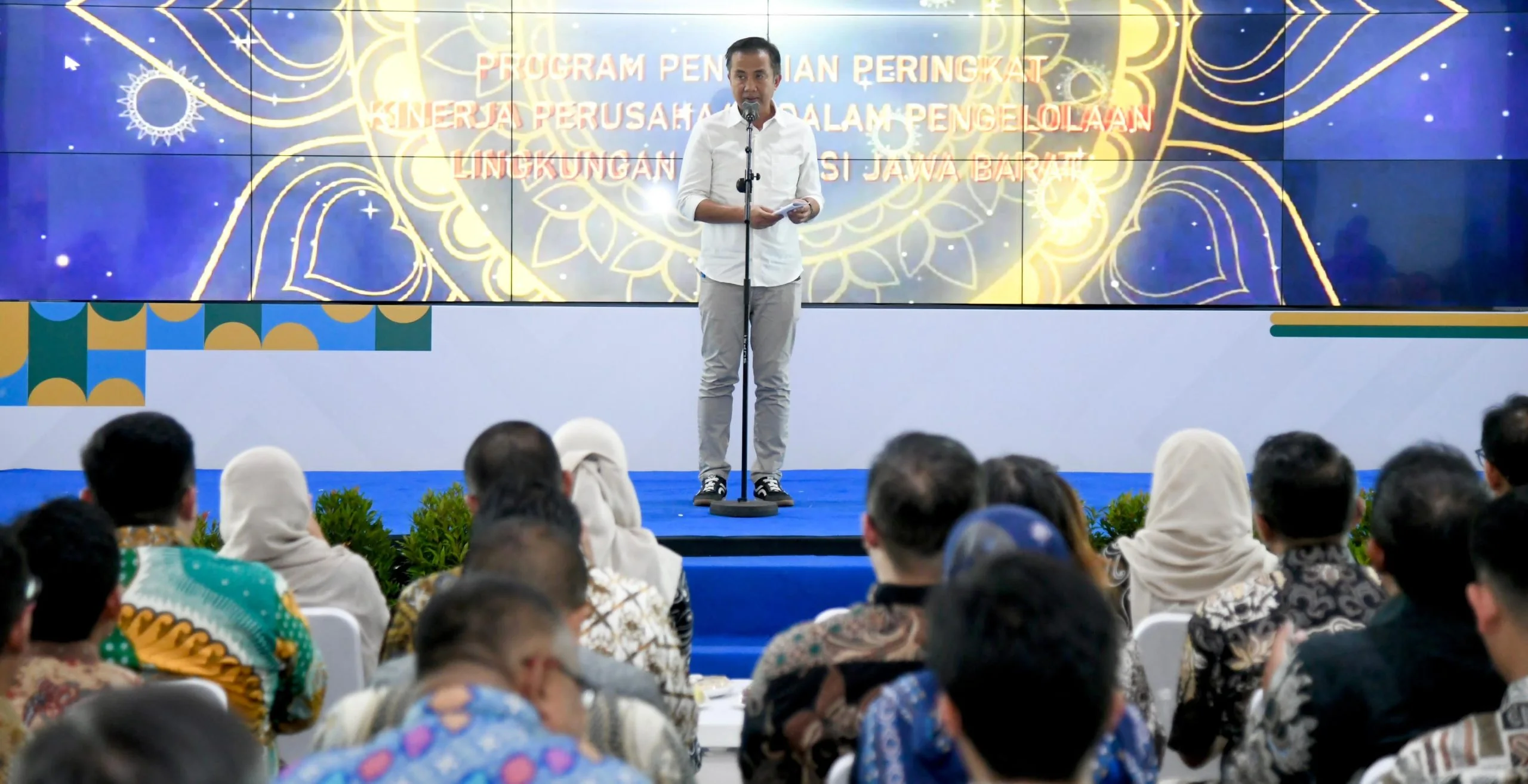 Penjabat Gubernur Jawa Barat Bey Machmudin saat acara penyerahan sertifikat biru.