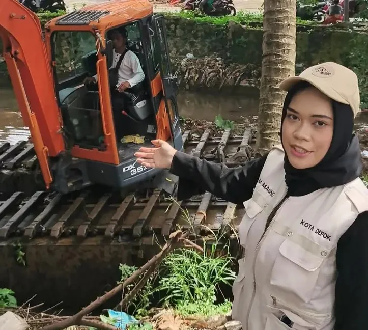 DPUPR Kota Depok bersama Tim Maung ASRI saat membersihkan sampah di sepanjang Sungai Kali Licin, Kamis (12/02/26). (Foto: Dokumentasi Tim Maung ASRI)