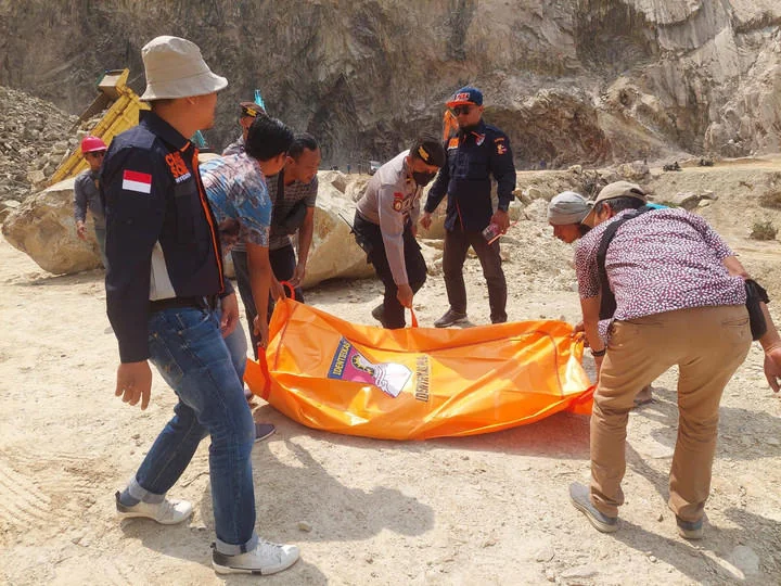 Proses evakuasi korban longsor tambang batu, di Kabupaten Cirebon, Jawa Barat, Jumat, 30 Mei 2025. (Foto Humas Polda Jabar)