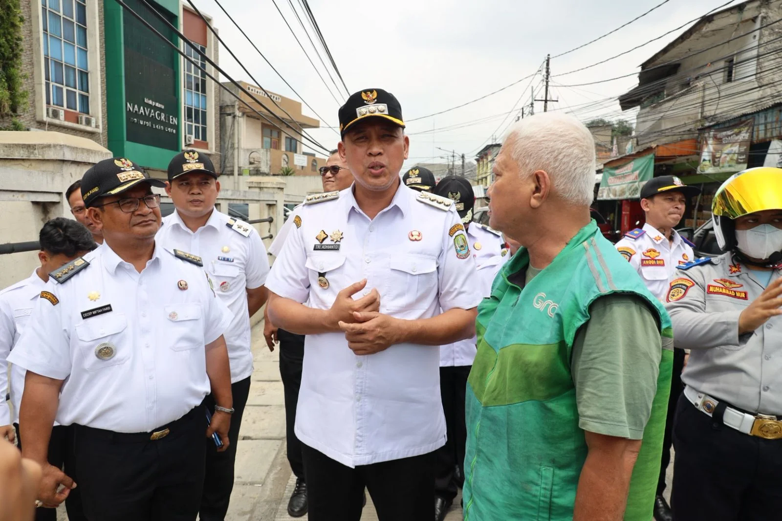 Wali Kota Bekasi, Tri Adhianto, memantau langsung rencana pembongkaran bangunan yang berdiri di atas Kali Harun.Dok-Diskomimfostandi