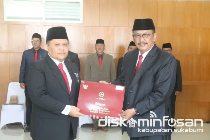 Sebanyak 100 pegawai negeri sipil di Kabupaten Sukabumi menerima Satyalancana Karya Satya yang diserahkan langsung oleh Bupati Sukabumi Asep Japar di Pendopo Sukabumi.Ist