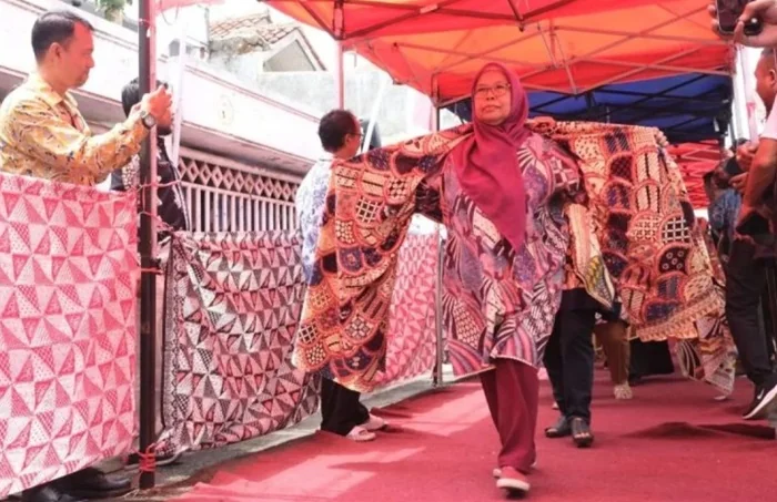 Peserta tampil dengan pakaian batik saat menggelar acara Hari Batik Nasional 2024 di Kampung Batik Paledang, Garut Kota, Kabupaten Garut, Jawa Barat, Rabu (2/10/2024). (ANTARA/HO-Diskominfo Garut).