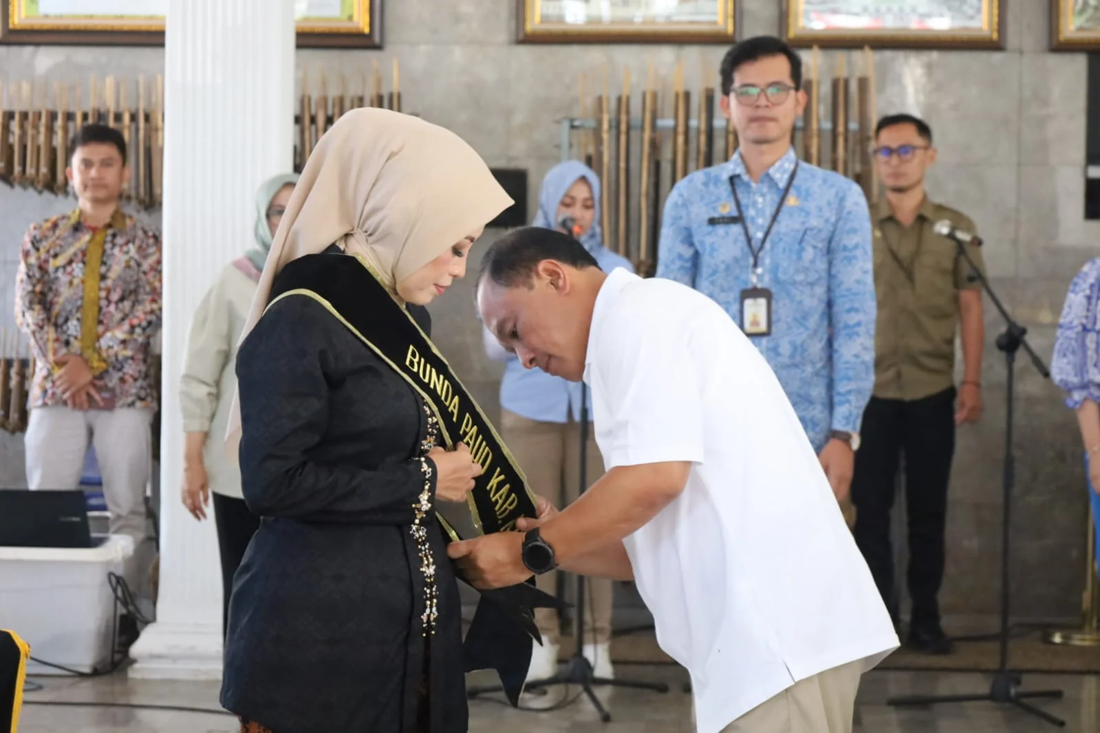 Pengukuhan yang digelar di Pendopo Kabupaten Kuningan ini dilakukan oleh Bupati Kuningan, Dr. H. Dian Rachmat Yanuar, M.Si..Ist