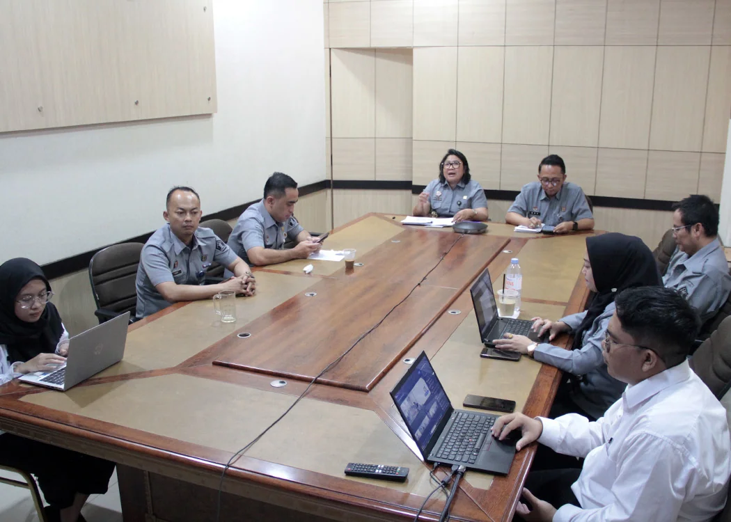 Kepala Divisi Pelayanan Hukum Hemawati BR Pandia, Kepala Bidang Pelayanan KI Ery Kurniawan dan para Analis KI Kanwil Jabar.Dok-Humas Kemenkum Jabar