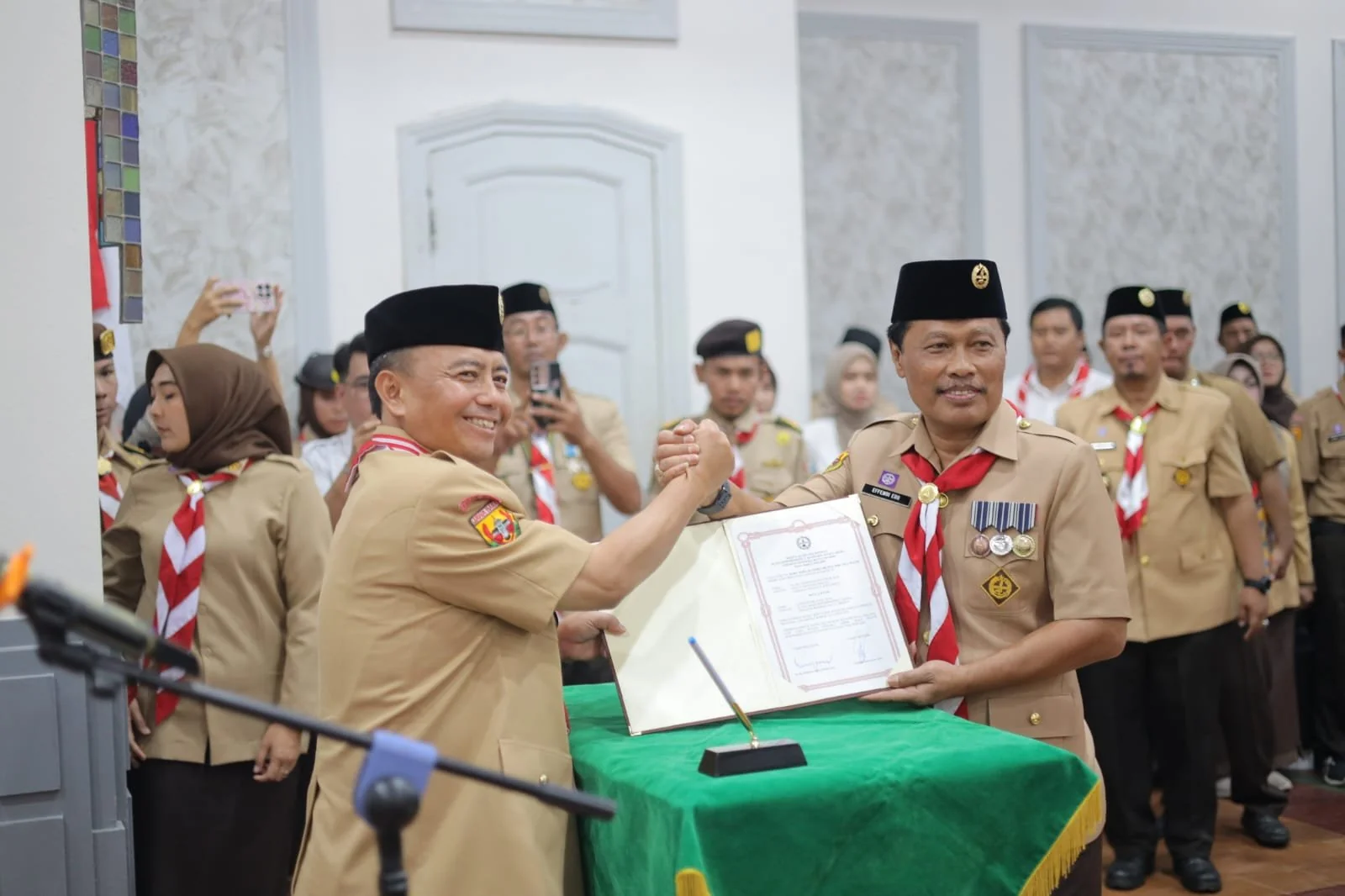 Ketua Kwartir Daerah (Kwarda) Jawa Barat, Herman Suryatman, melantik jajaran pengurus Wali Kota Cirebon, Effendi Edo, yang kini resmi menjabat sebagai Ketua Mabicab.Dok-Dede Sofyan Hadi
