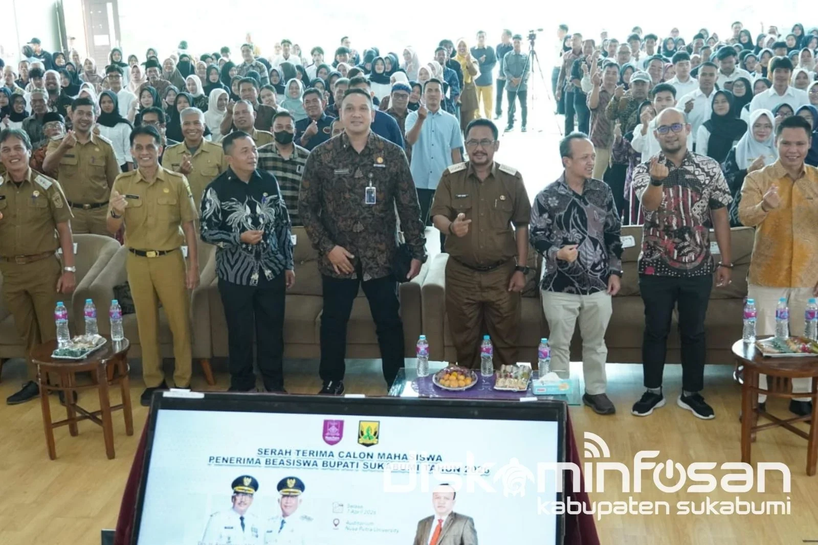 Beasiswa tersebut diserahkan langsung oleh Bupati Sukabumi Asep Japar di Kampus Universitas Nusa Putra.Dok- Bidang IKP_Diskominfosan