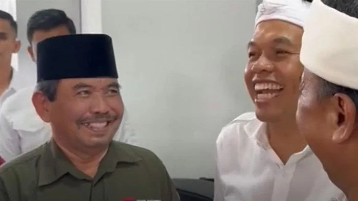 Gubernur Jawa Barat Dedi Mulyadi tertawa ketika bertemu langsung dengan Ketua Baznas Jawa Barat Anang Jauharuddin. (Foto Youtube Kamanunggalan)