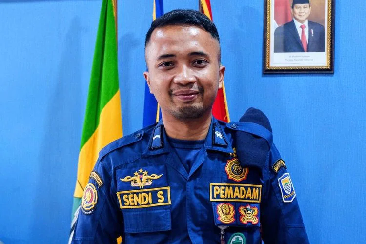 Petugas Pemadam Kebakaran Bandung Sendi Gagah Ngalawan Api Salila Dalapan Taun, Tetep Semangat sareng Ngaléngkah Kalayan Hate