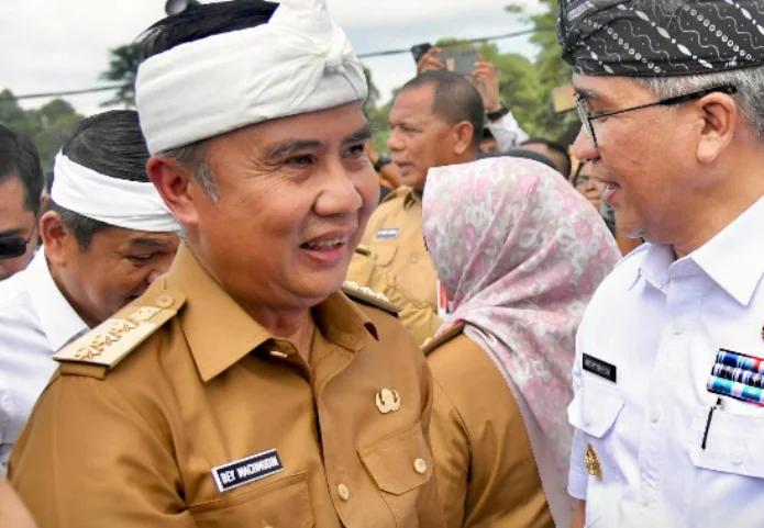 Penjabat Gubernur Jawa Barat Bey Machmudin menghadiri peringatan Hari Desa Nasional Tahun 2025 di Desa Cibereum Kulon, Kecamatan Cimalaka, Kabupaten Sumedang, Rabu (15/1/2025).