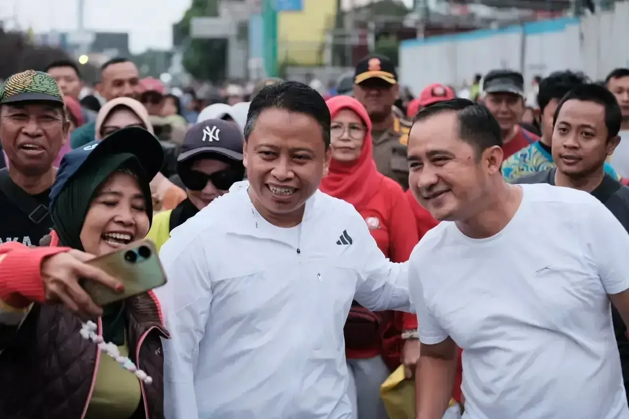 Wali Kota Depok, Supian Suri (tengah) dan Wakil Wali Kota Depok, Chandra Rahmansyah (kiri) saat menyapa warga di CFD. (Foto: Diskominfo Depok).