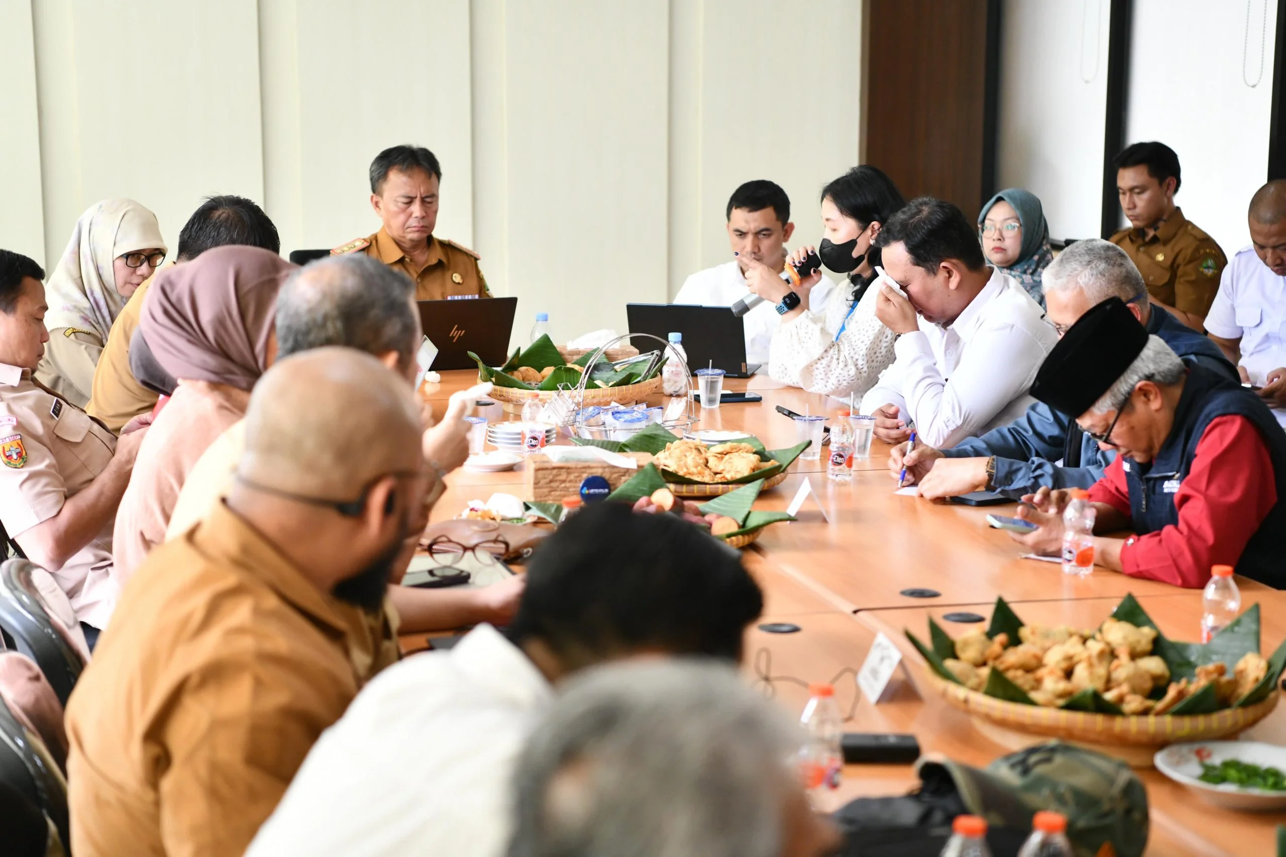 Sekretaris Daerah Provinsi Jawa Barat Herman Suryatman memimpin Rapat Koordinasi Persiapan Pilot Project Penanganan PPKS di Jawa Barat, di Apartemen Transit Rancaekek, Kabupaten Bandung, Senin (16/12/2024).