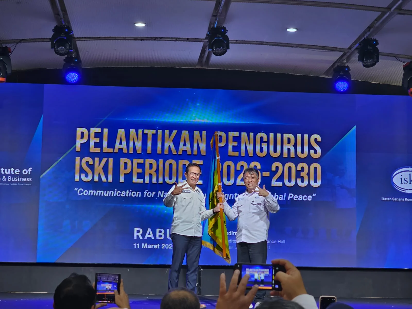 Prof. Dadang Rahmad Hidayat menyerahkan Pataka ISKI kepada Prof. Atwar Bajari sebagai Ketum ISKI periode 2026 - 2030.