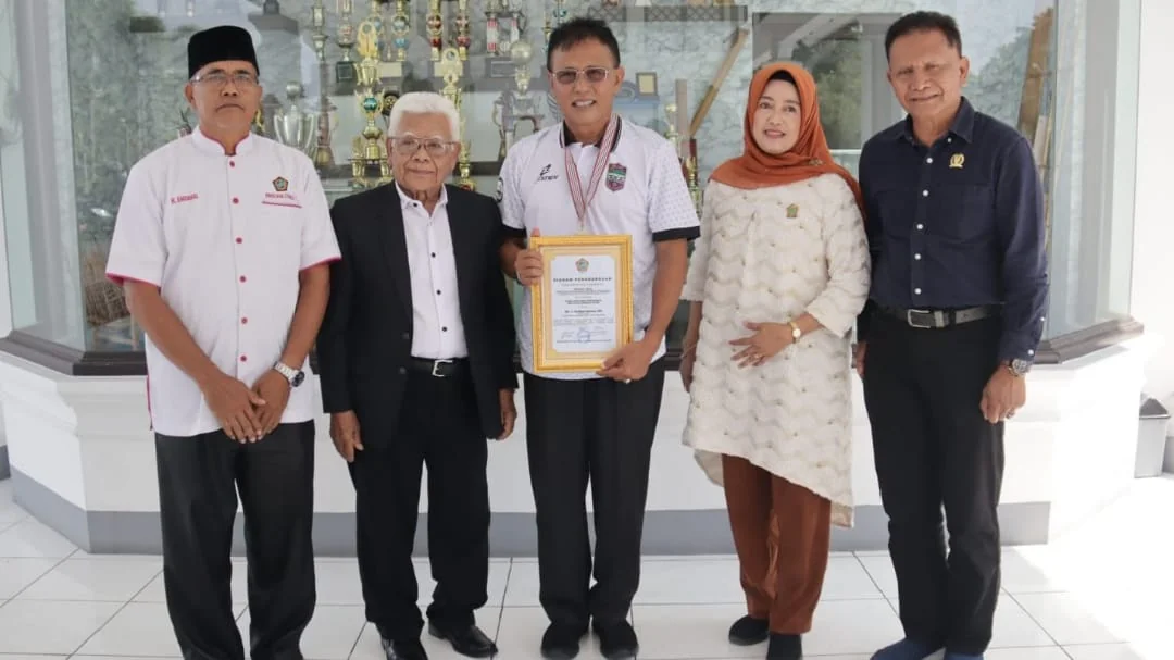 Penyerahan penghargaan secara langsung dilakukan oleh pengurus PWRI Ciamis di Joglo Barat Pendopo Ciamis, Senin (6/10/2025).Ist