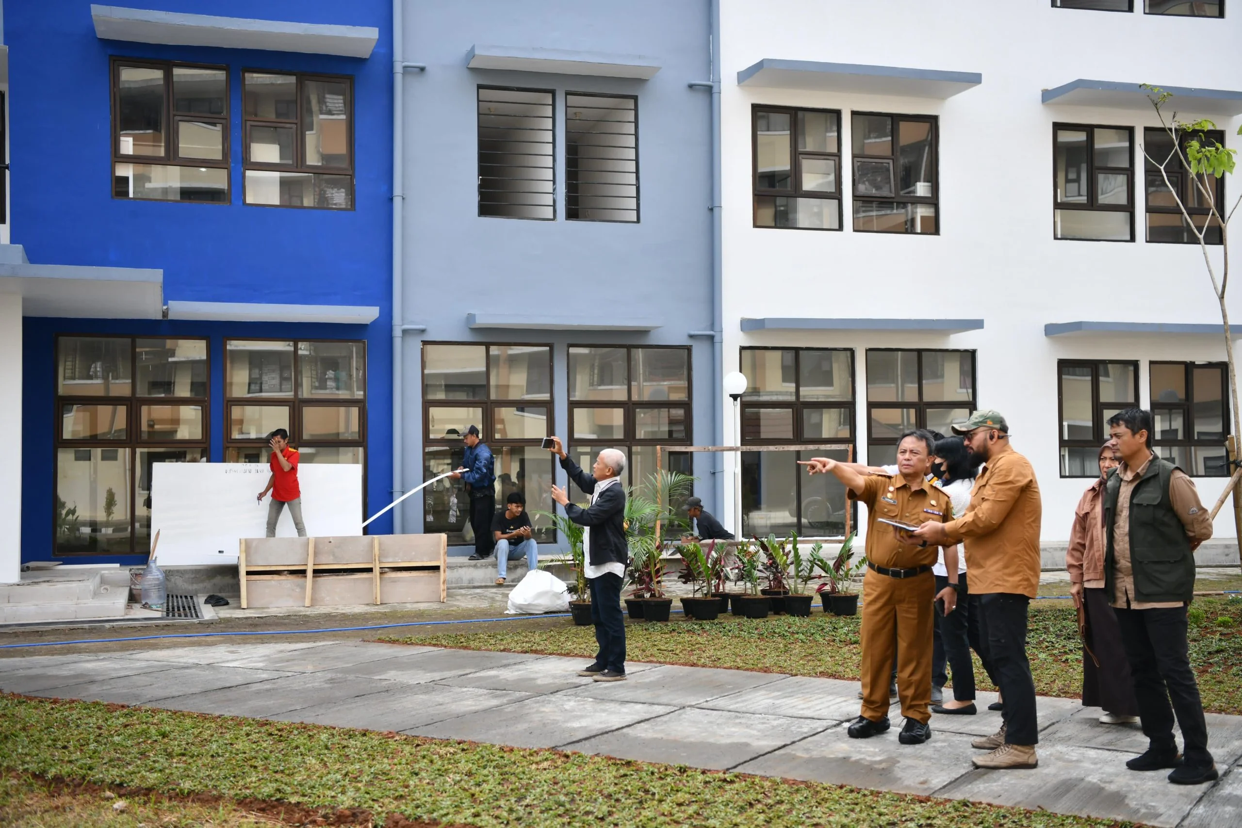 Sekda Jabar Herman Suryatman meninjau rusunawa dan memimpin Rapat Persiapan Peluncuran Pilot Project Pemberdayaan 100 KK Homeless dan Jobless di Apartemen Transit Rancaekek, Kabupaten Bandung, Senin (16/12/2024).