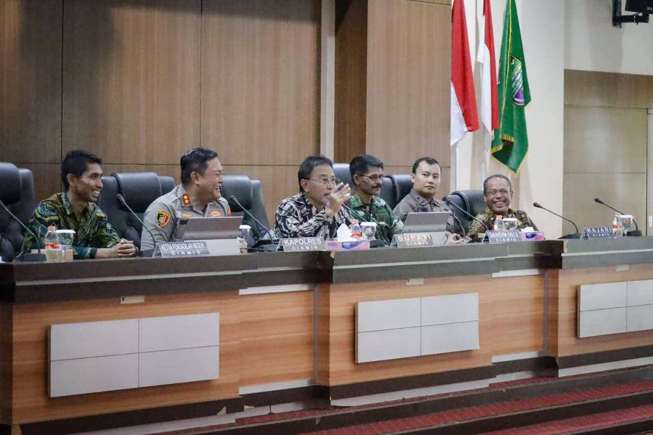 Bupati Ciamis, Herdiat Sunarya pimpin Rapat Koordinasi (Rakor) Lintas Sektoral dalam rangka persiapan pengamanan Natal 2025 dan Tahun Baru 2026 (Nataru).Ist
