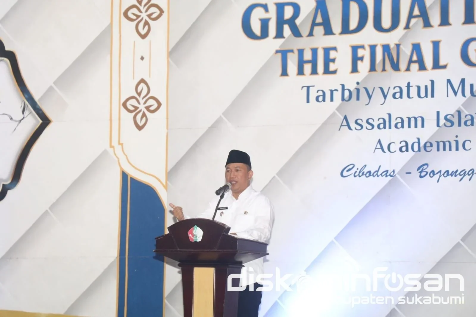 Wakil Bupati Sukabumi Andreas menghadiri Wisuda Santri Kelas Akhir Tarbiyatul Muallimin Al-Islamiyah (TMI) Pondok Modern Assalam Putra di Bojonggenteng.Dok- Bid IKP/Diskominfosan