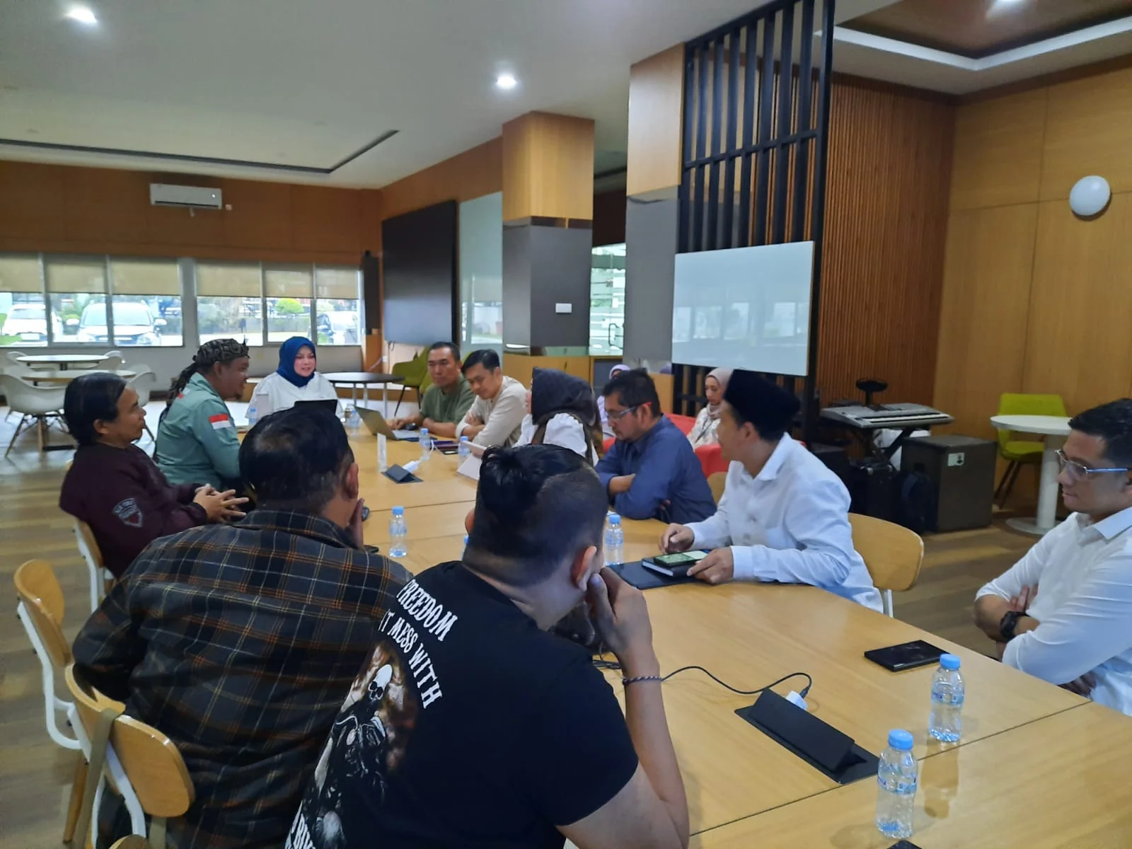 Sekretaris Dinas Koperasi dan Usaha Kecil Provinsi Jawa Barat Dr. Tatang Suryana, S.Si.,M.Si, saat audensi dengan perwakilan AMBEK