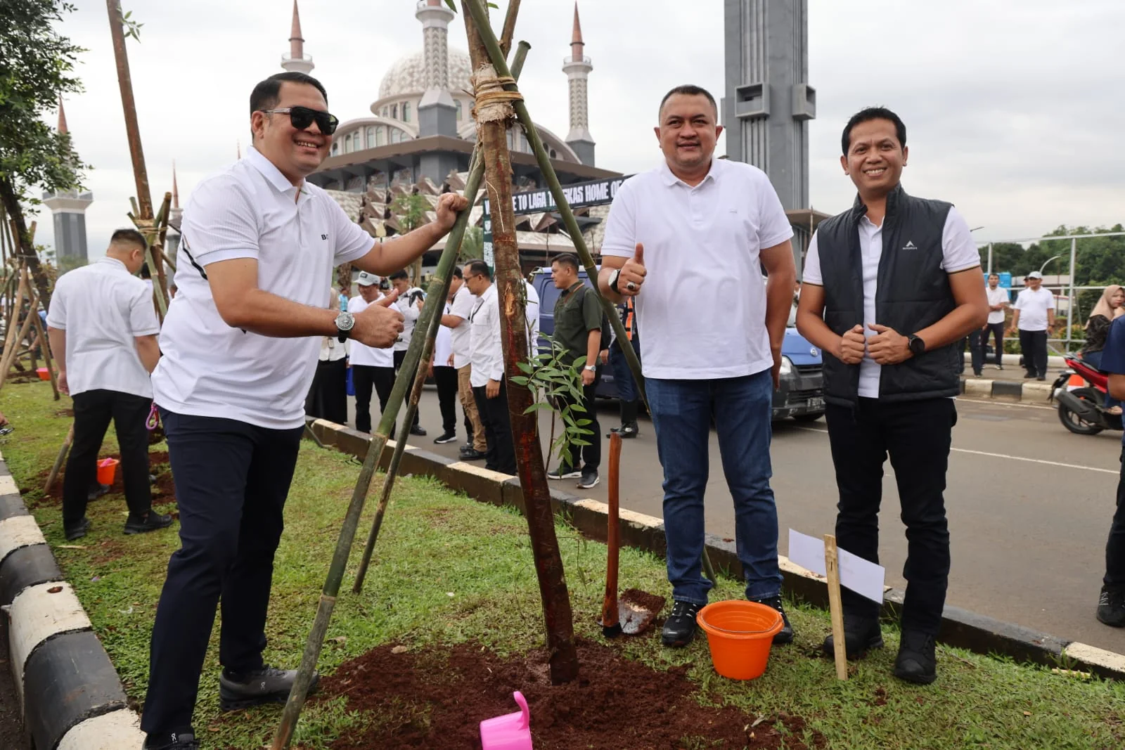 Bupati Bogor, Rudy Susmanto memimpin langsung korve penanaman 1.000 pohon di kawasan Gelora Pakansari, Cibinong.Dok-Diskominfo Kab Bogor