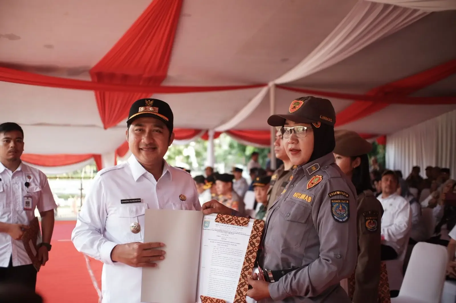 Wakil Wali Kota Depok, Chandra Rahmansyah saat menyerahkan SK simbolis kepada Satlinmas Kota Depok, Rabu (11/02/26) di DOS. (Foto: JD 01/Diskominfo Depok).