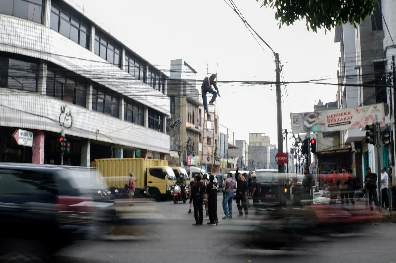 Pemerintah Kota Bandung akan memulai menurunkan kabel udara ke jaringan serat optik bawah tanah di sejumlah titik pada 2 Juni 2026 mendatang.Dok-Diskominfo Kota Bandung